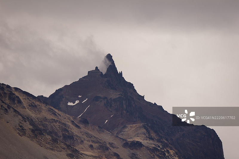 低角度视图的山脉与天空相映成趣图片素材