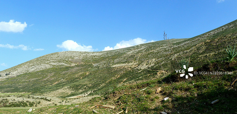 低角度视图的山脉与天空相映成趣图片素材