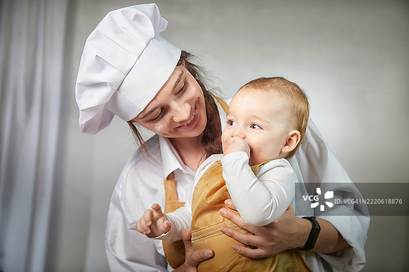 一家人在愉快的烹饪时光中，嬉戏地沾满了面粉。图片素材