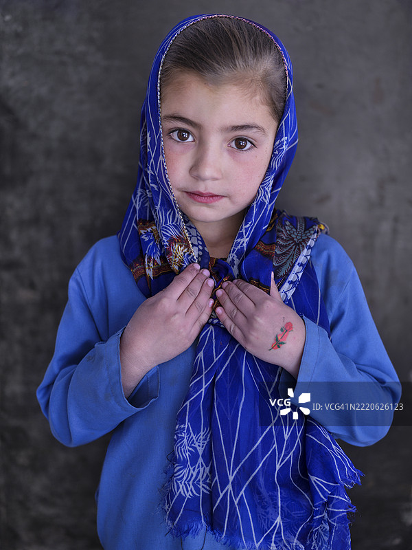 佩戴头巾的巴基斯坦女孩的精美艺术肖像图片素材