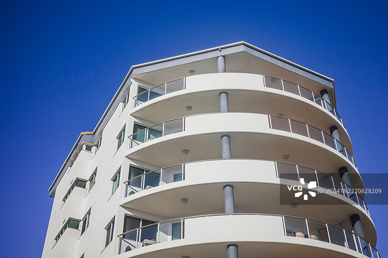 现代公寓大楼的低角度视图，背景是蓝天图片素材