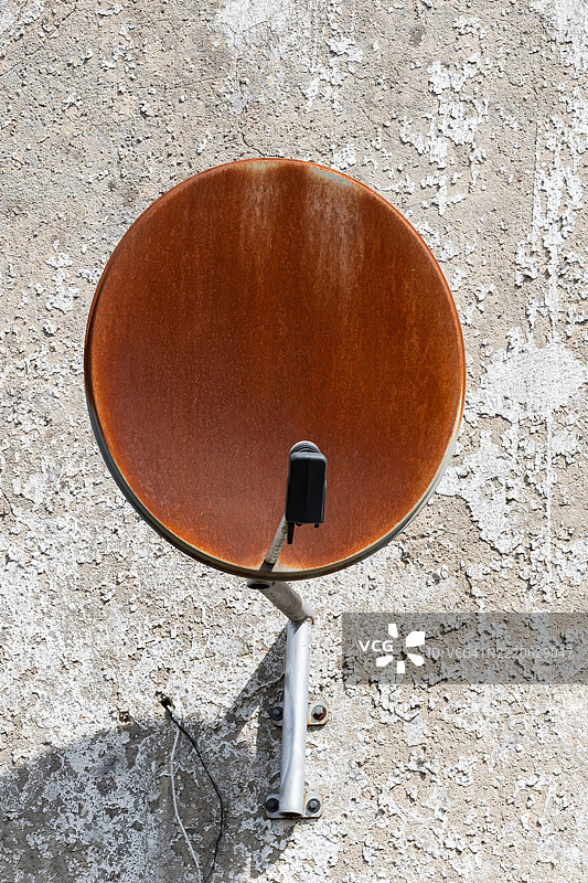 完全生锈的卫星天线在外立面上图片素材