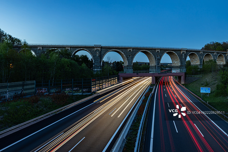 历史铁路高架桥穿越德国A4高速公路在蓝色时刻（位于萨克森州的开姆尼茨-米特和开姆尼茨-格洛萨之间）图片素材