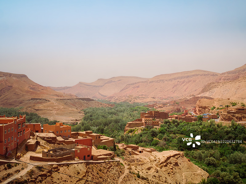 美丽的达德斯山谷白天的风景,包含阿伊特·伊布里伦村、满是树木和农田的达德斯河床以及色彩斑斓的房屋,布马尔内·达德斯(Boumalne-Dadès) - 丁吉尔省 - 德拉-塔菲拉勒 - 摩洛哥。图片素材
