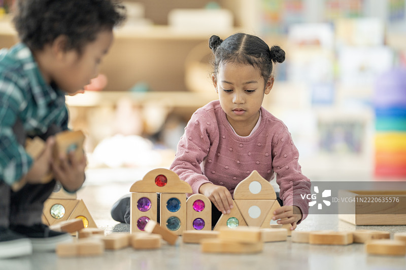 幼儿在托儿所环境中参与学习活动图片素材