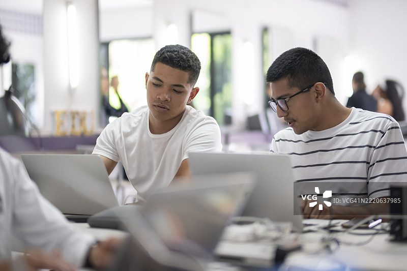 年轻人在大学里做作业图片素材