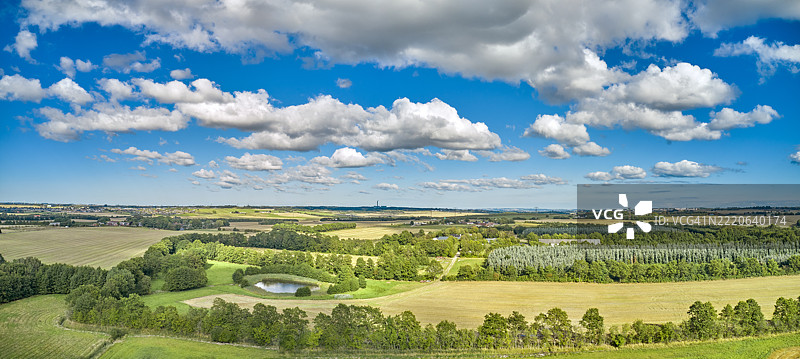 生动的乡村风景全景鸟瞰图，蓝天晴朗图片素材