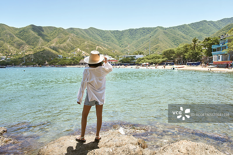在哥伦比亚加勒比海的圣玛尔塔，塔甘加镇旁的女人图片素材