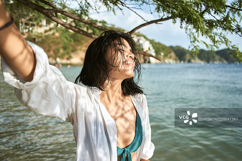 女人在哥伦比亚加勒比海的日落时分享受海滩。图片素材