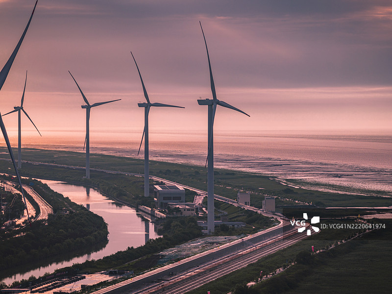 早晨海滩附近的风电场图片素材