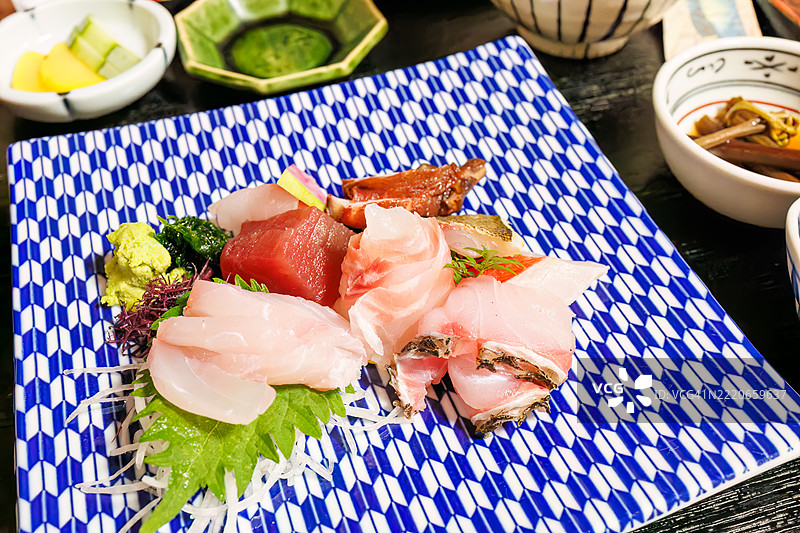 在下田的山上亭餐厅用餐。我点了刺身套餐和煮制的日本海螺（Sulculus Aquatilis，属于贻贝科）。图片素材