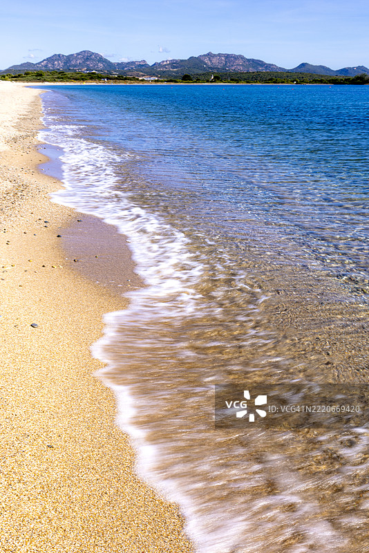 意大利奥尔比亚-坦皮奥省东海岸的盐水海滩图片素材