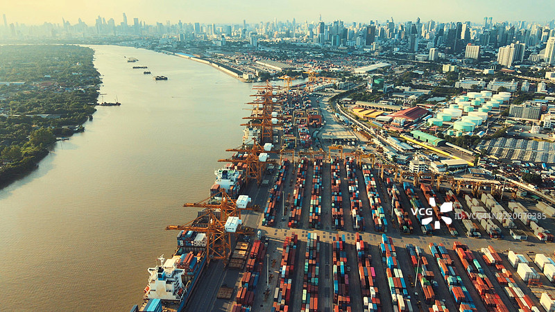 航拍集装箱港口，叠加金融数据、人工智能分析和股票市场图表，展示全球贸易和经济预测投资。图片素材