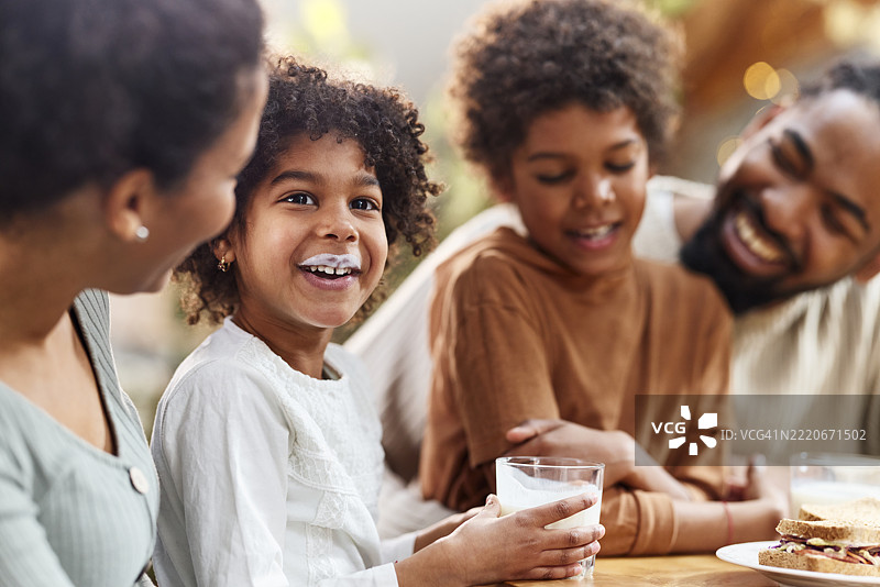 我有牛奶胡子！图片素材