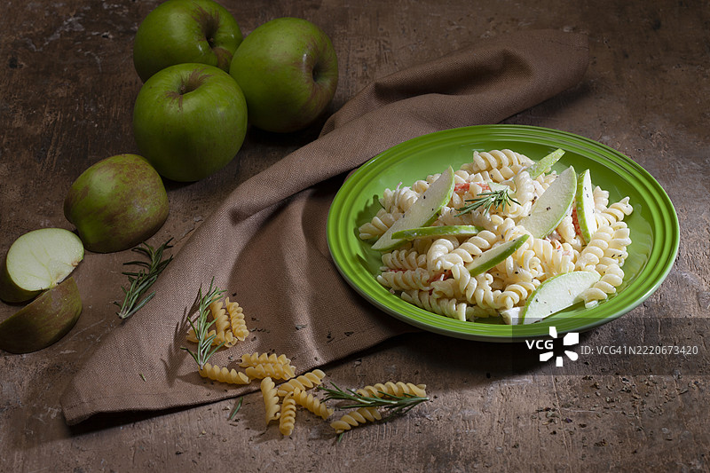 绿苹果螺旋面沙拉图片素材