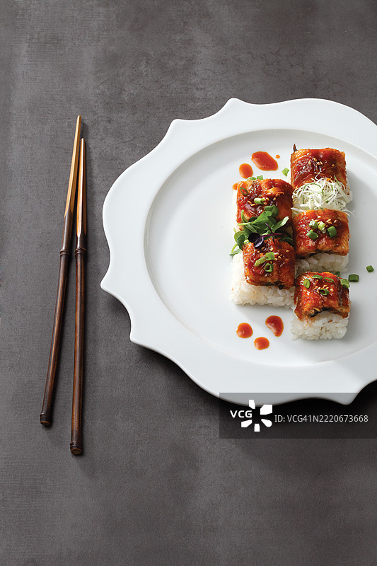 调味烤鳗鱼配米饭图片素材