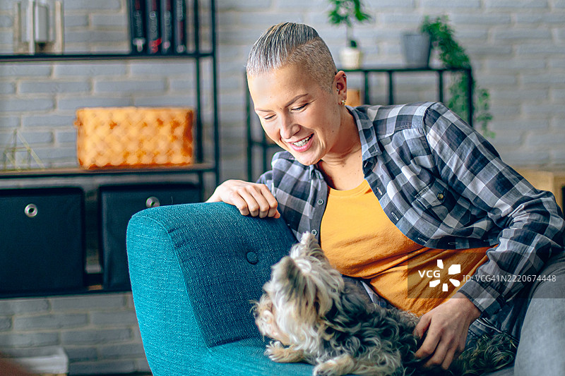 中年女性与她的宠物享受闲暇时光图片素材