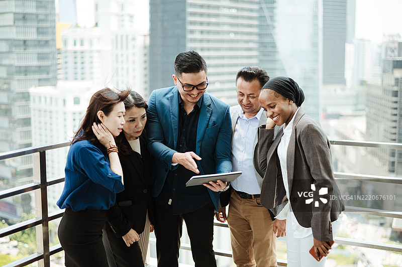 高层办公室中的商业领袖参加在线会议图片素材