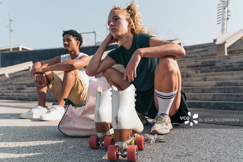 年轻人在巴塞罗那滑轮滑后放松休息图片素材