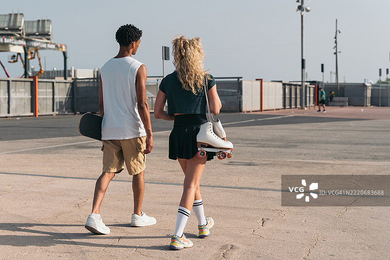 年轻人在巴塞罗那骑滑板和溜冰鞋行走图片素材