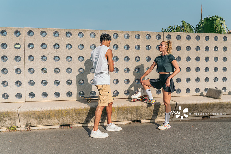 年轻人在巴塞罗那享受城市运动图片素材