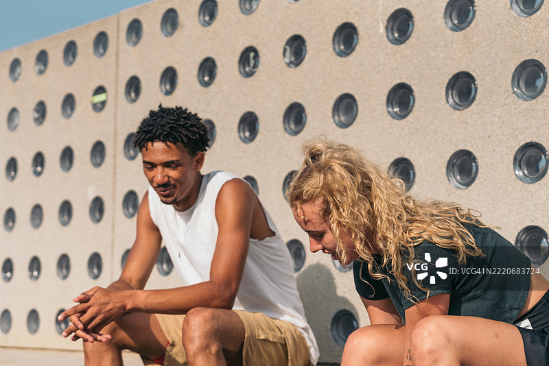 年轻情侣在巴塞罗那户外锻炼后一起放松图片素材