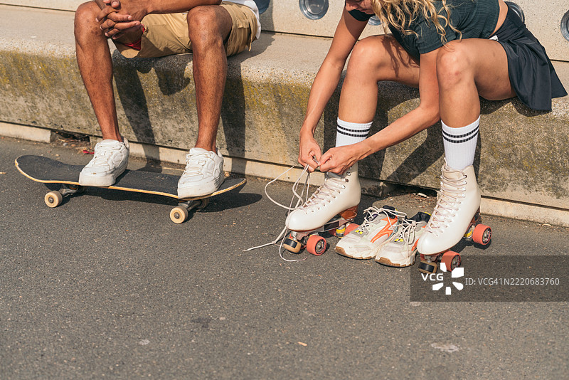 年轻人在巴塞罗那为城市运动做准备图片素材