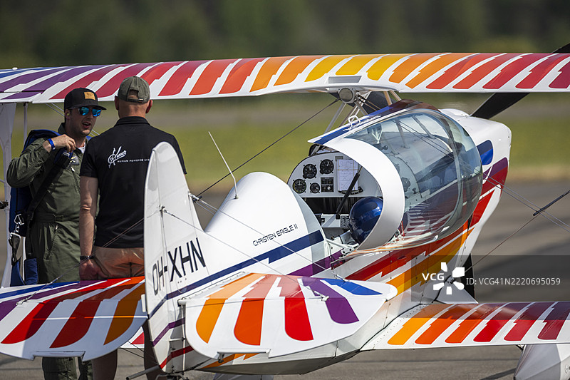 阿维亚特鹰式双翼飞机与飞行员图片素材