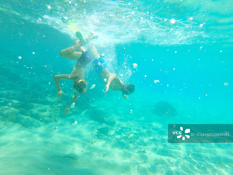 小白人孩子与父亲一起在水下游泳图片素材