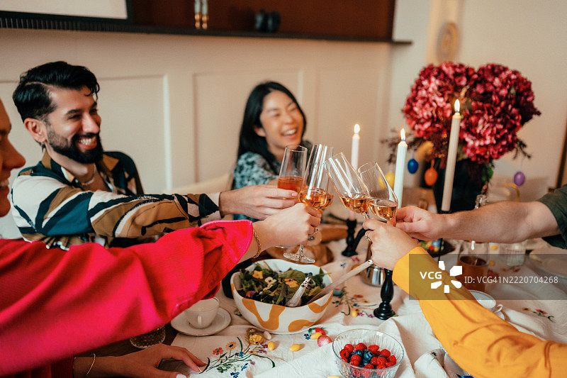 与朋友的庆祝祝酒图片素材