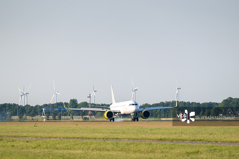 降落后在跑道上的客机图片素材