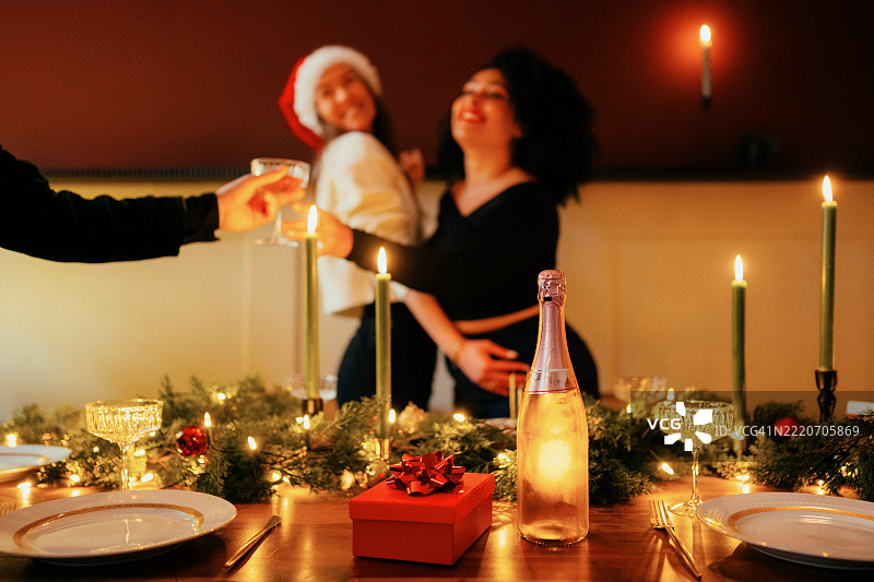 圣诞晚餐上的欢笑分享图片素材