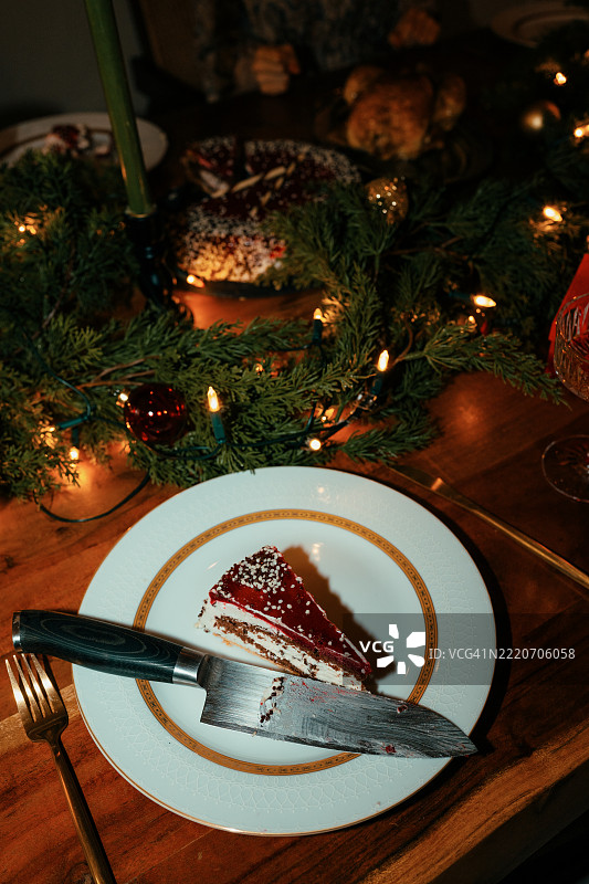 蛋糕和盘子的俯视图图片素材