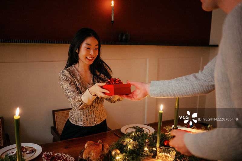 女人收到圣诞礼物图片素材