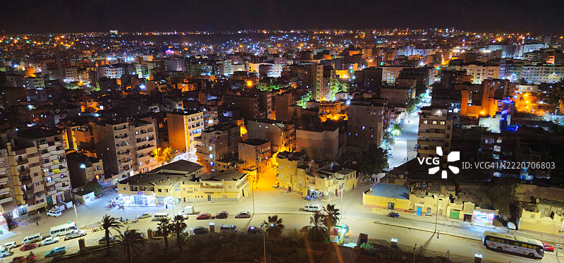 开罗夜景中灯光璀璨的建筑景观。图片素材