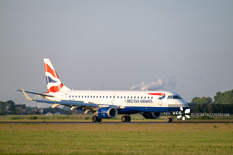 英国航空的埃尔巴尔 E175 飞机停在机场图片素材