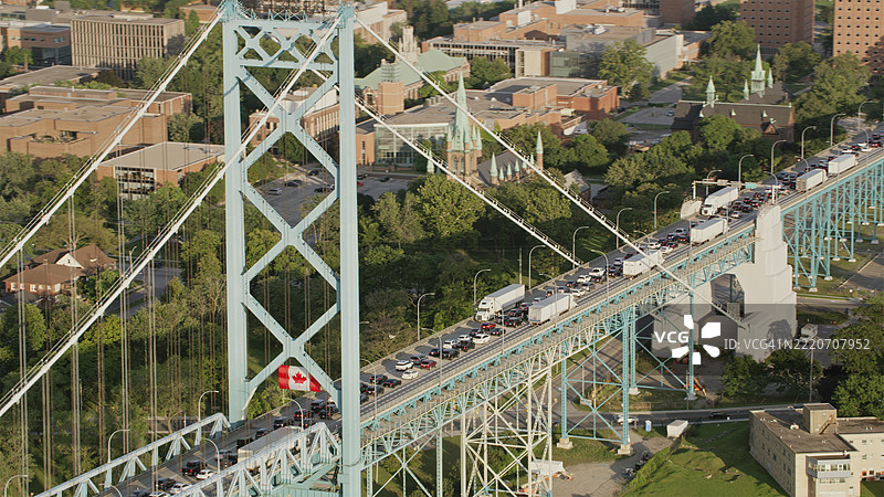 繁忙的安大略大桥连接密歇根州底特律与加拿大温莎，交通繁忙图片素材