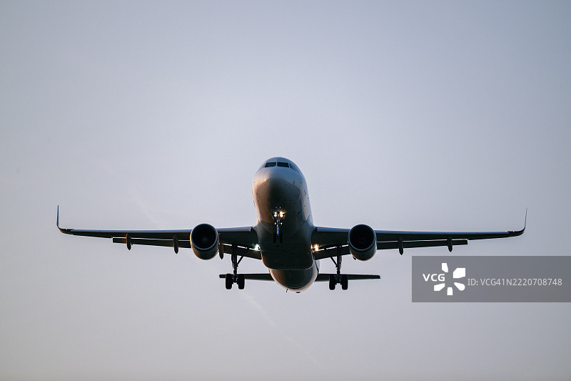 飞行中的飞机正面视图图片素材