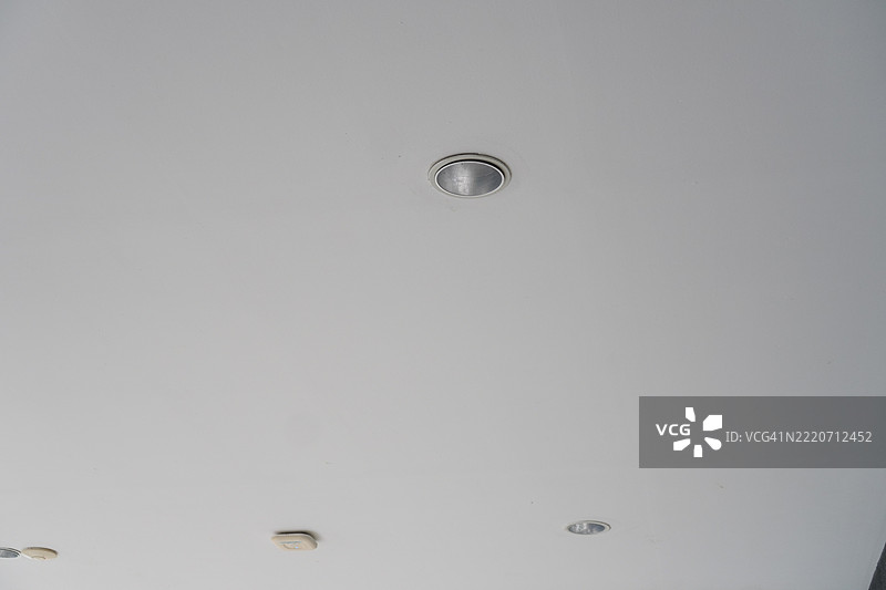 天花板上的筒灯图片素材