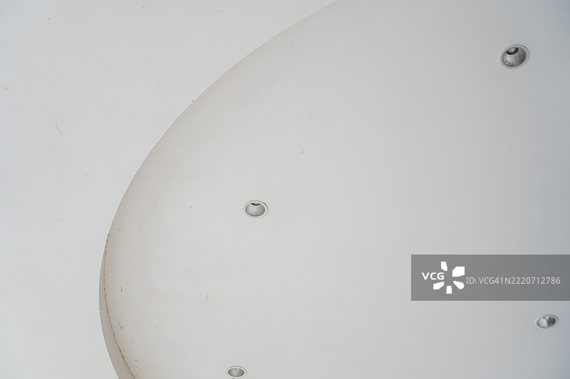 弯曲天花板上的筒灯图片素材