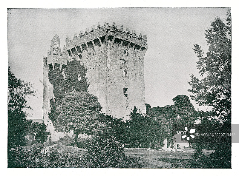 老版雕刻插图，展示了位于爱尔兰科克的布拉尼镇的布拉尼城堡，这是一座中世纪的堡垒。图片素材
