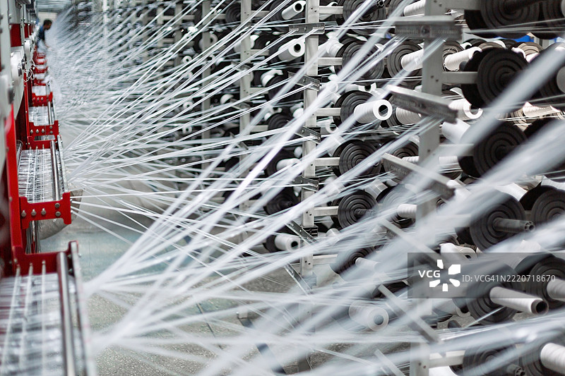 工业纺织厂使用机器生产合成纤维图片素材