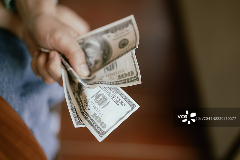 特写手握美元钞票图片素材