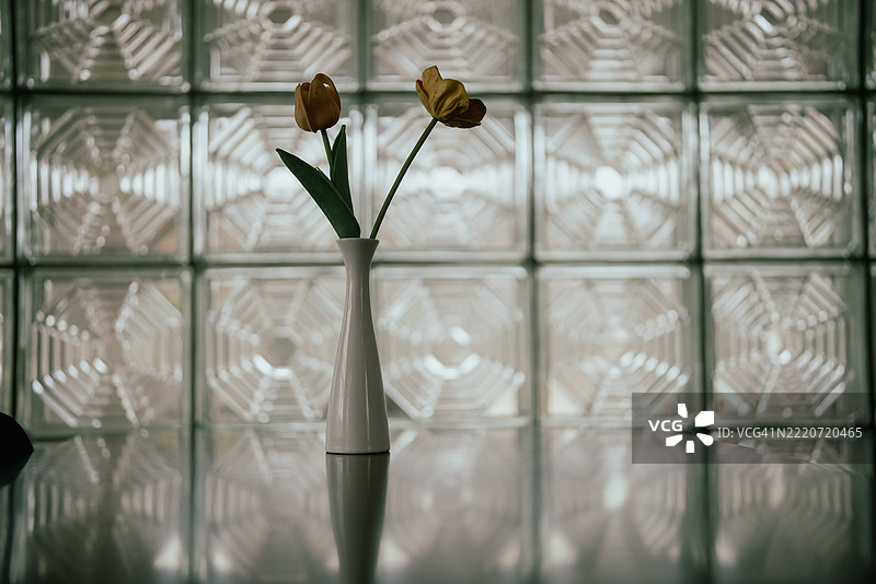 聚焦于盛开的花朵，放在木桌上的花瓶图片素材