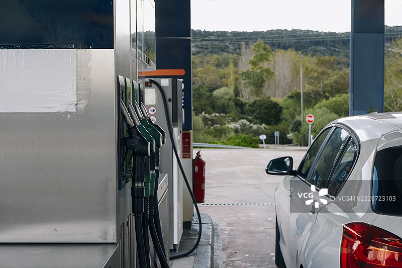 汽车在森林附近的加油站等待加油图片素材