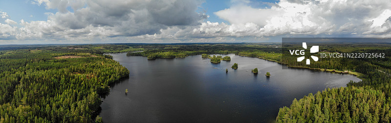 芬兰湖泊自然森林荒野的鸟瞰图图片素材