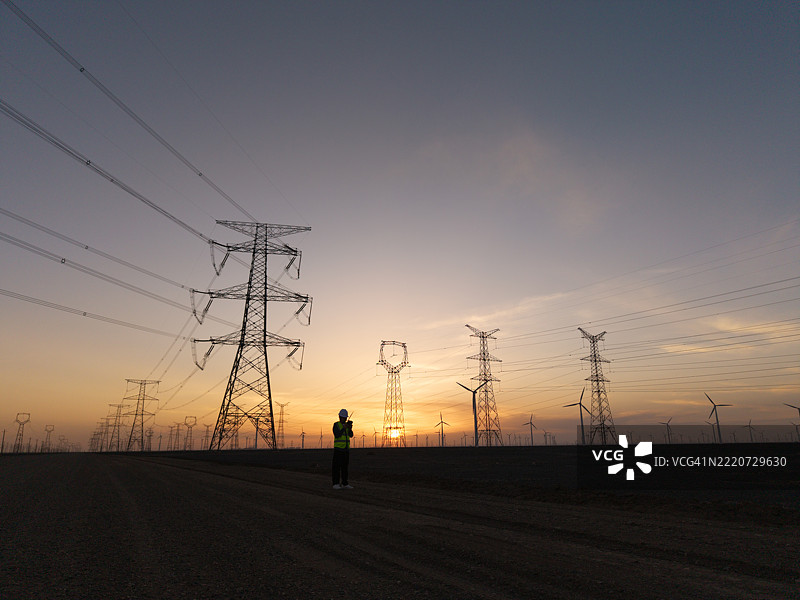 电力工人在检查输电网图片素材