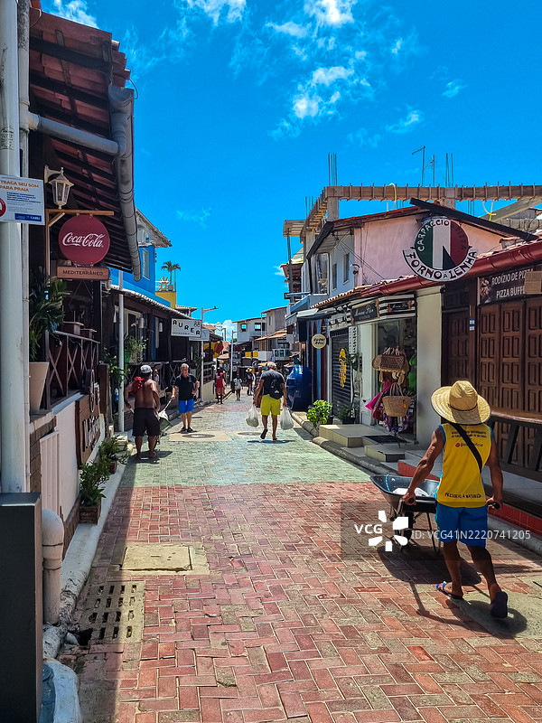 明亮的夏日，摩罗圣保罗迷人的主街充满色彩，当地商店、热带氛围和游客们尽情享受岛屿的迷人节奏。图片素材