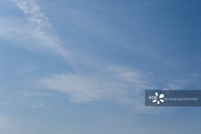 白色云朵映衬蓝天图片素材
