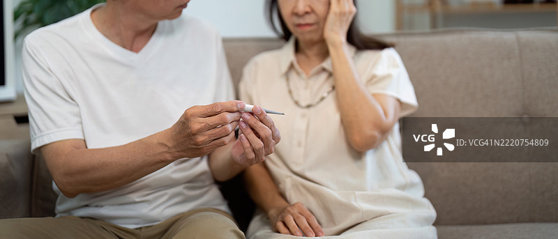 老年夫妇在家中一起监测健康状况图片素材